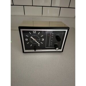 Vintage General Electric AM Radio Alarm Clock Model 7-4725A (TESTED)